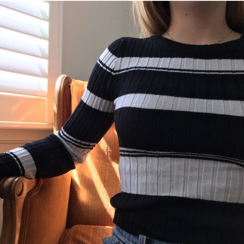 Light semi cropped sweater